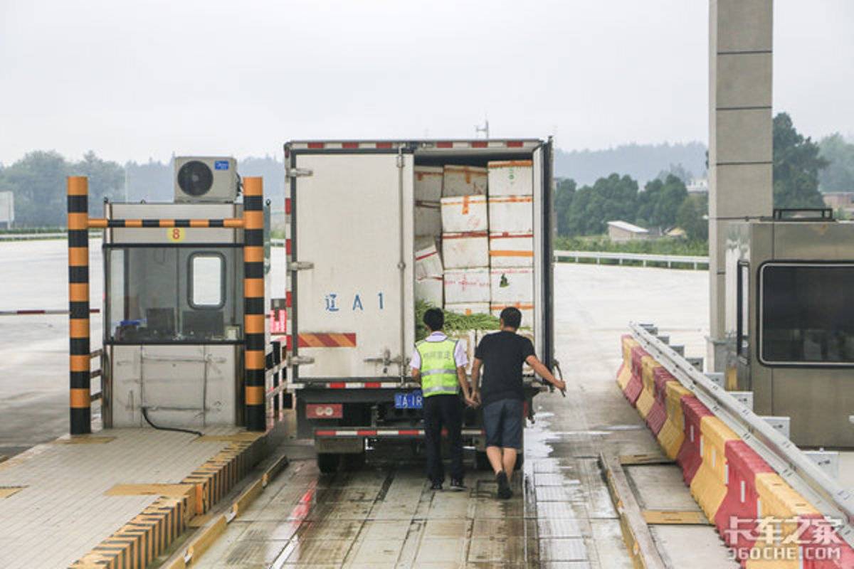 '1天仅休息1小时' 绿通卡友彻夜'狂奔'