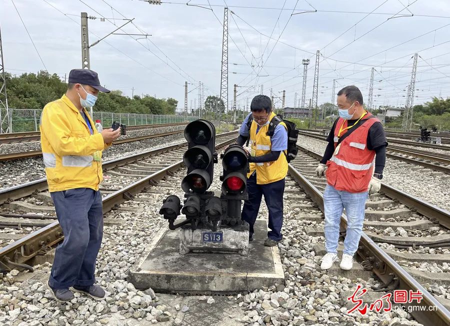 成都铁路局抗震救灾积极应对四川泸定地震 640.jpg